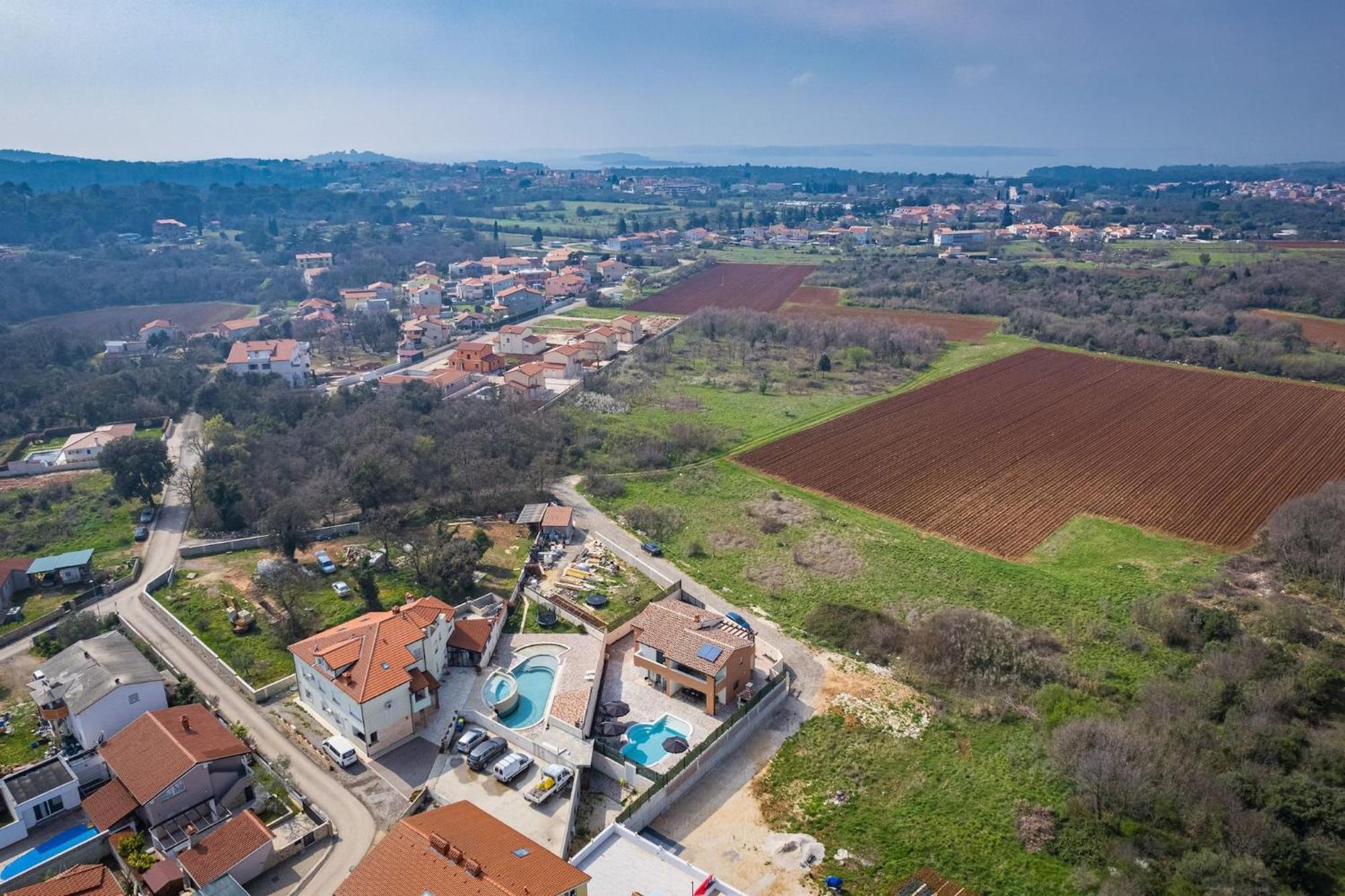 Nur Amela Vila Pula